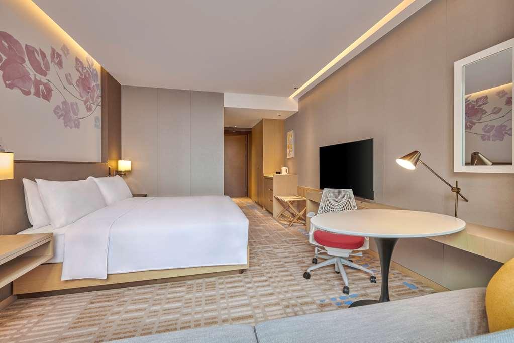 Hilton Garden Inn Shenzhen Guangming Номер фото